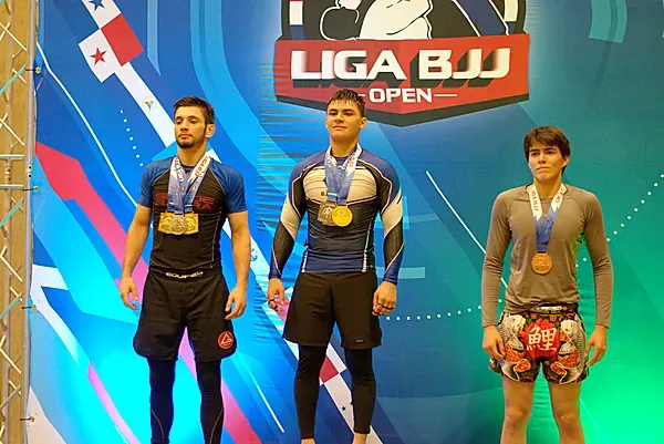 Podio de premiación con medallas de Jiu-Jitsu Podio de premiación con medallas de Jiu-Jitsu — LigaBJJ CR Summer 2025, Costa Rica