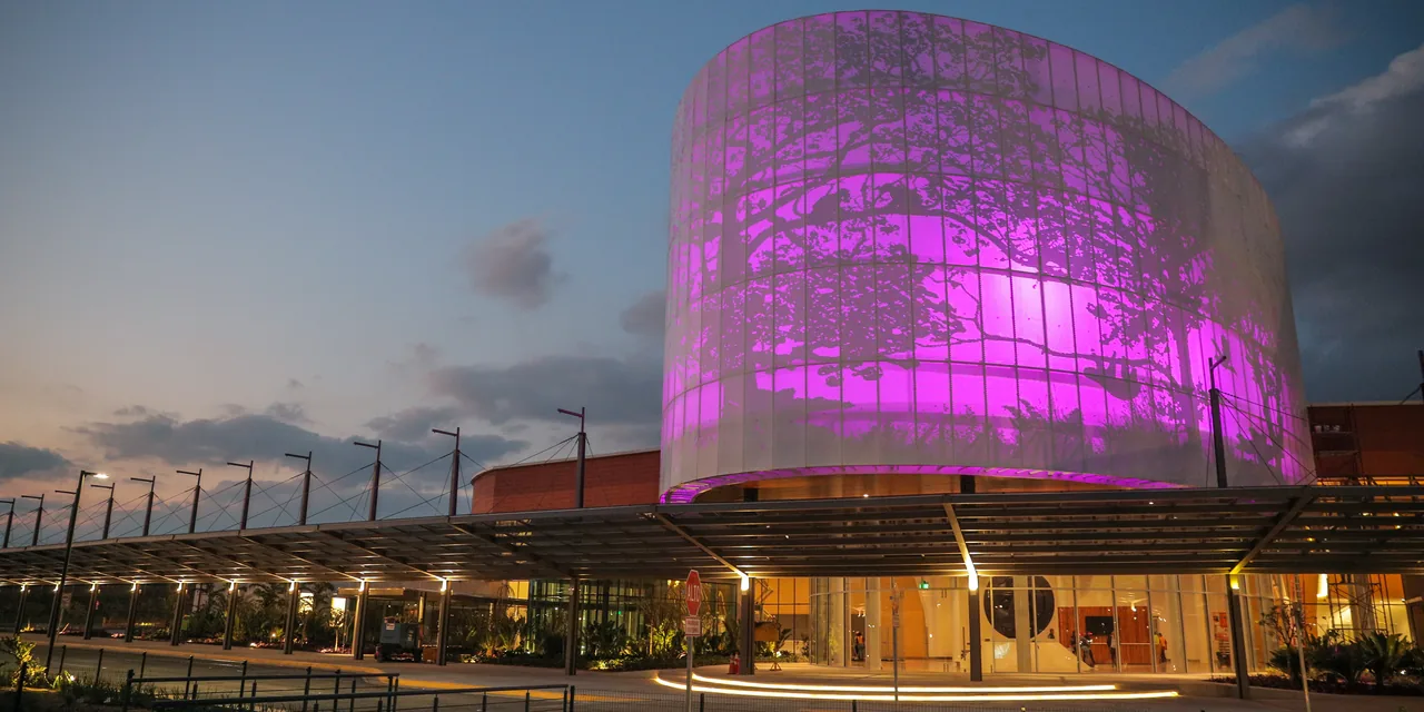 Centro de Convenciones de Costa Rica iluminado al atardecer