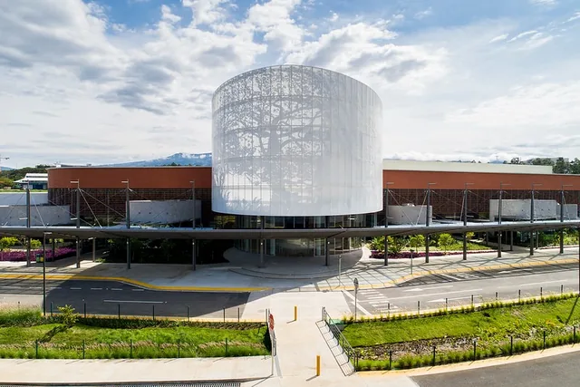 Fachada del Centro de Convenciones de Costa Rica de día