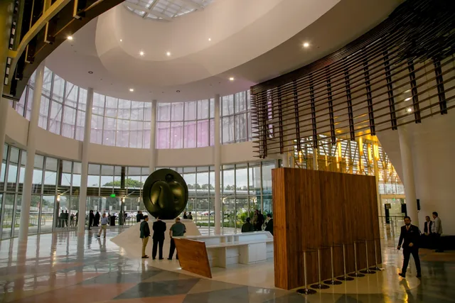 Lobby del Centro de Convenciones con la escultura de la esfera precolombina